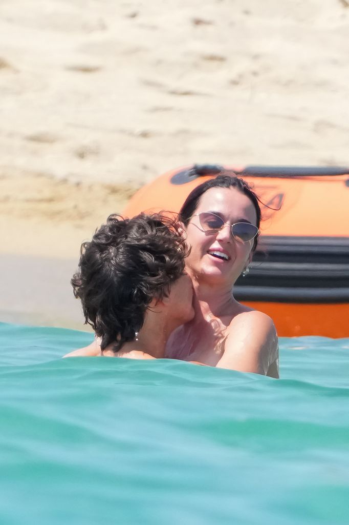 Katy Perry y Justin Trudeau se dejaron ver felices y enamorados en su escapada a la playa.