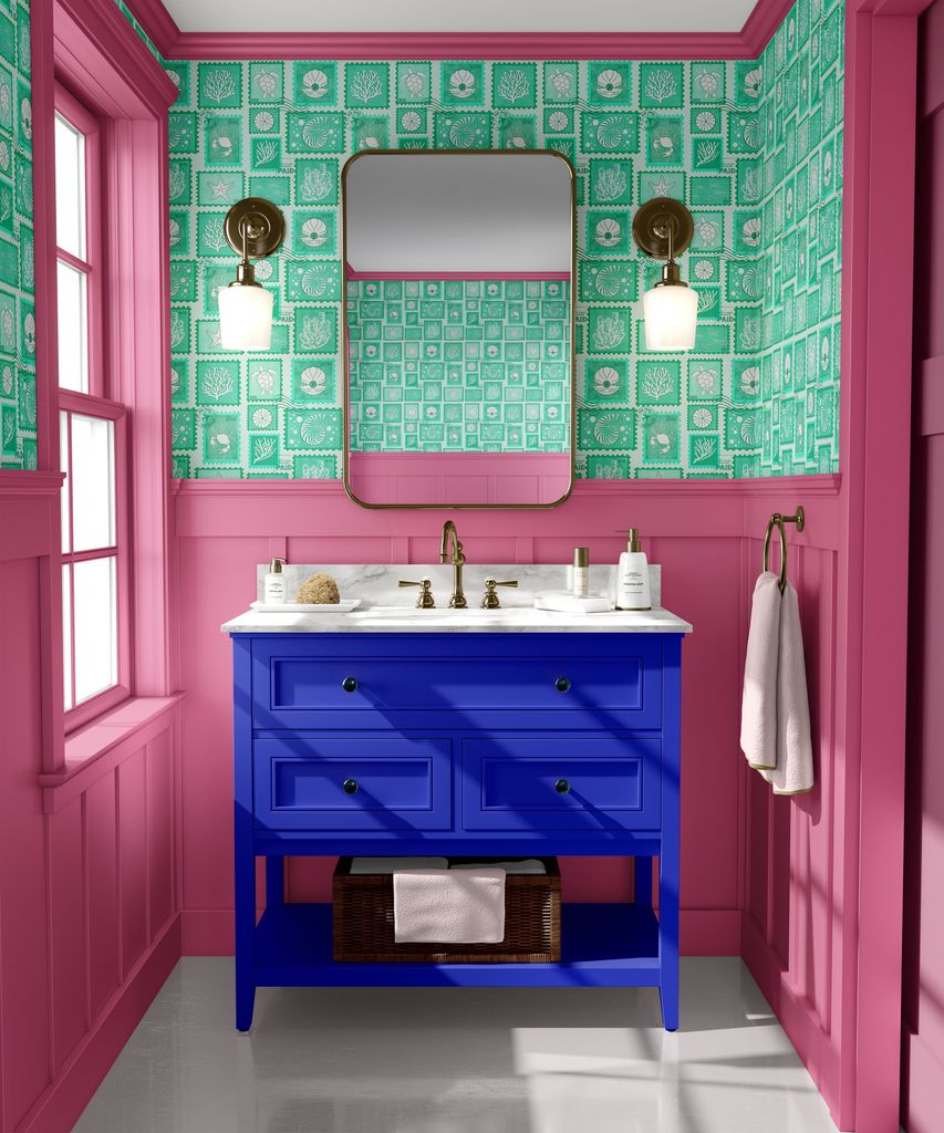 Baño decorado en rosa, verde y azul