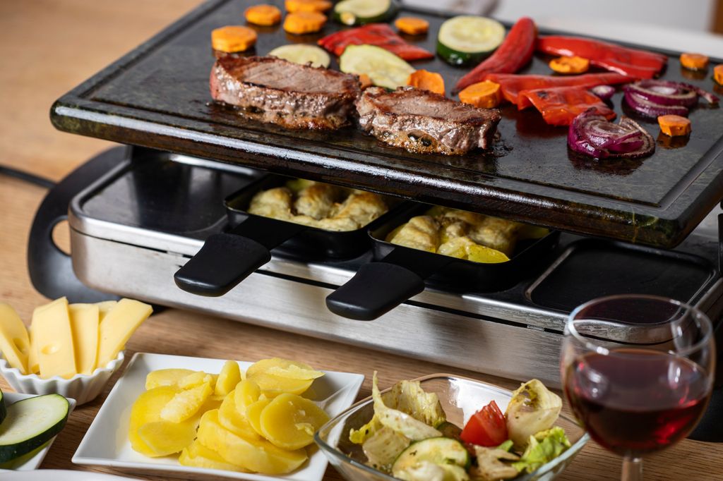 Raclette suiza, con carne y vegetales