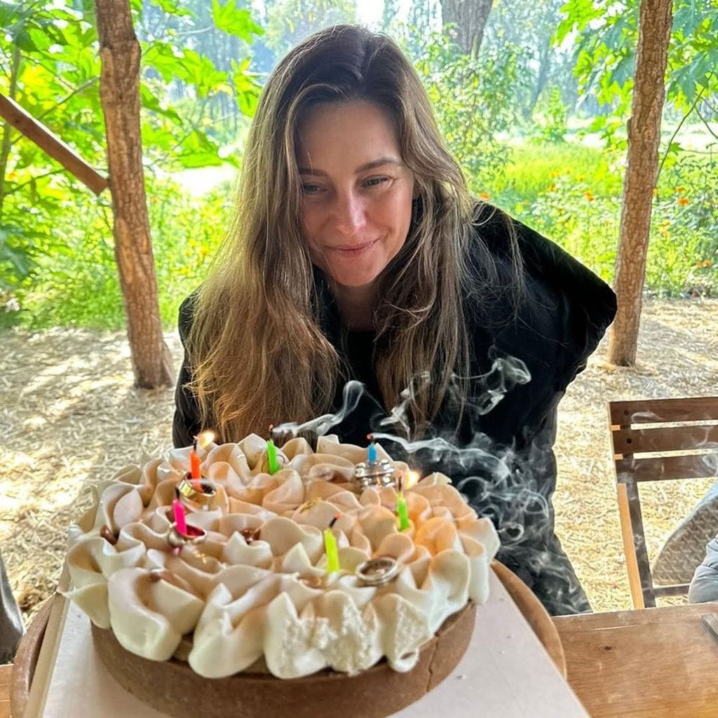 Dominika está de fiesta por su cumpleaños.