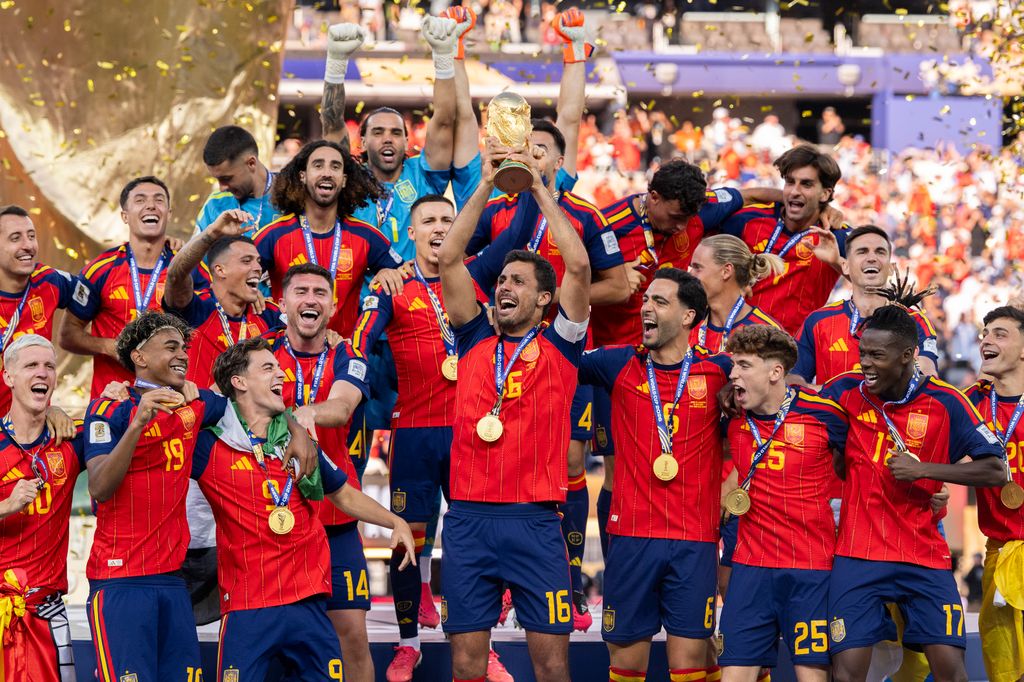 La selección española levantando el trofeo en la final del Mundial 2026