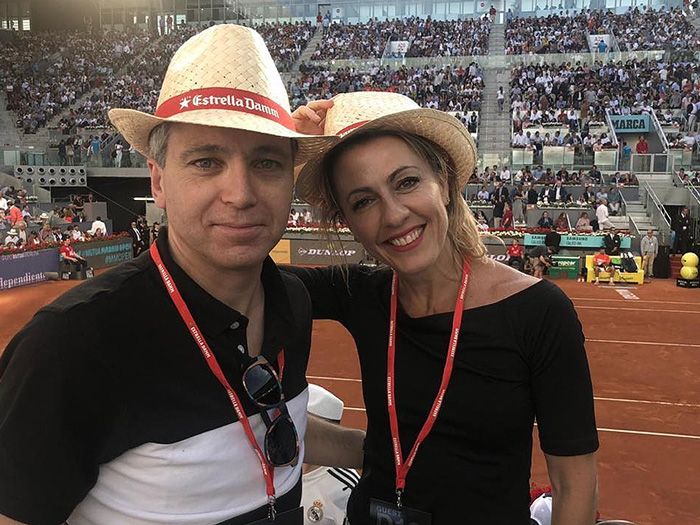 Vicente Vallés y Ángeles Blanco en un partido de tenis 