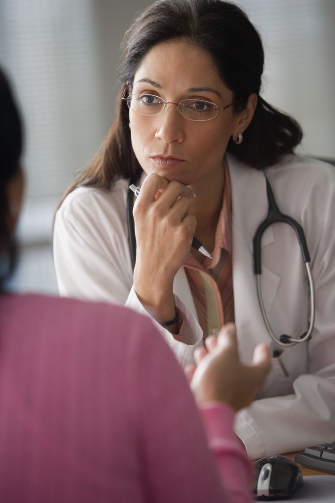 Médico escuchando a la paciente 