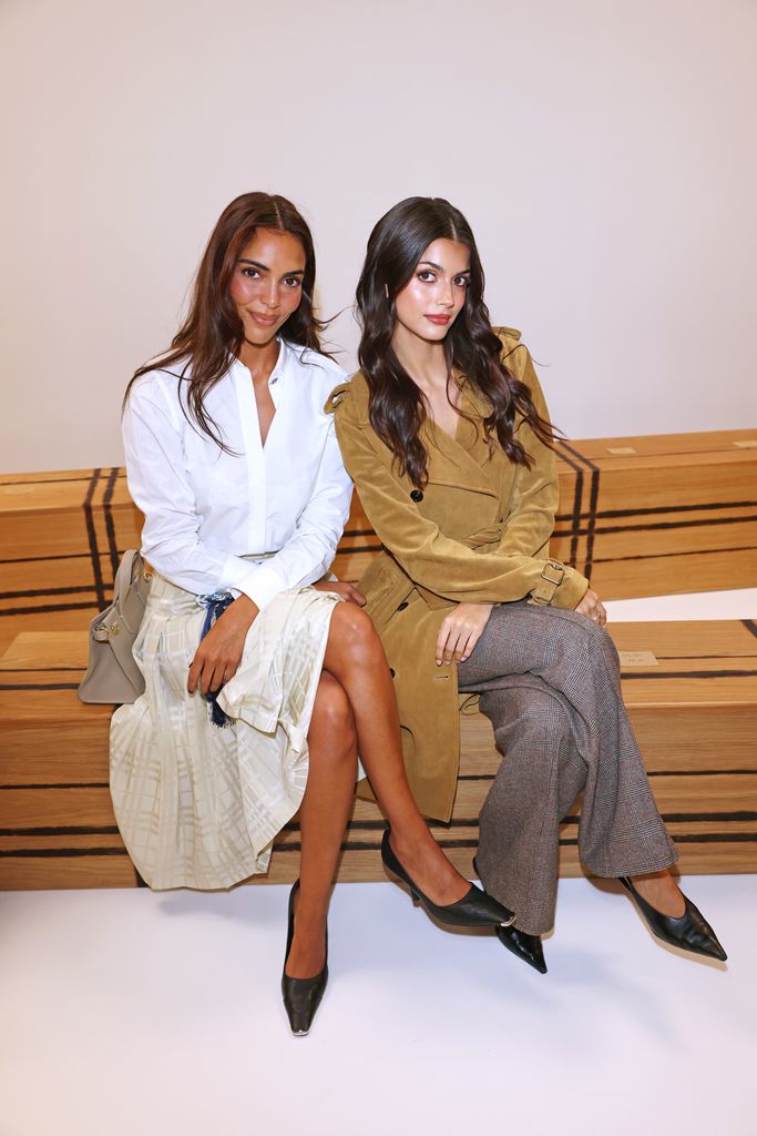 Sandra Shehab y Kika Gomes, durante el desfile de Burberry Primavera/Verano 2027 (21 de septiembre de 2026).
