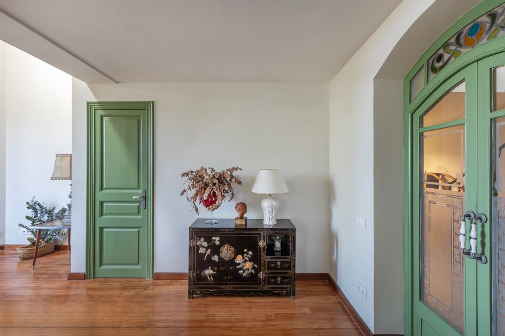 Casa modernista de Collserola (Barcelona) en la que un baúl antiguo en un rincón de la zona de día resume el espíritu del proyecto: respetar el concepto de hogar de su propietaria y su estilo de vida