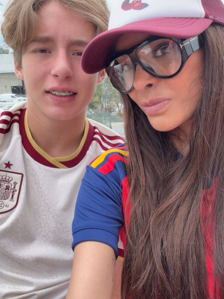 Mateo Reina con su madre Galilea Montijo. 
