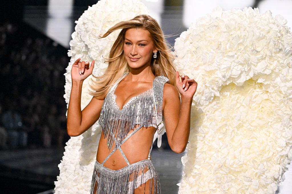 Bella Hadid lució bellísma en un brillante conjunto blanco. 