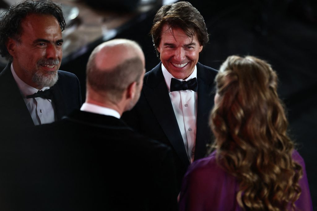 Alejandro González Iñarritu y Tom Cruise conversan con los príncipes de Gales, en la red crpet de 'Digger', en Londres.