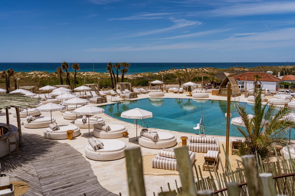 Valhalla Gastro Beach Club, en el Palmar, une gastronomía, coctelería creativa y una ambiciosa programación musical.