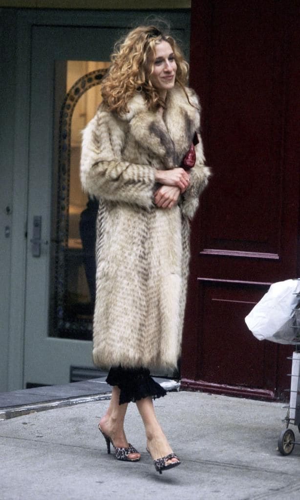 carrie bradshaw con abrigo de piel