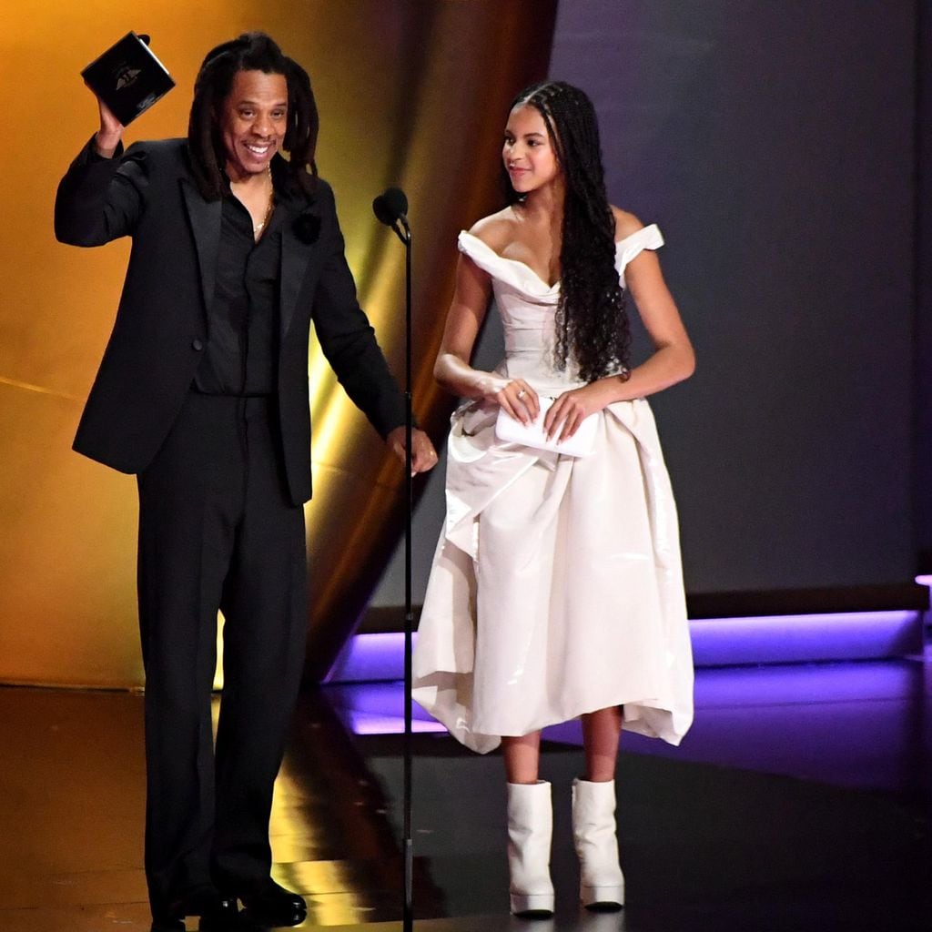 en la m s reciente entrega de los grammy blue ivy se par en el escenario junto a su pap luciendo muy guapa