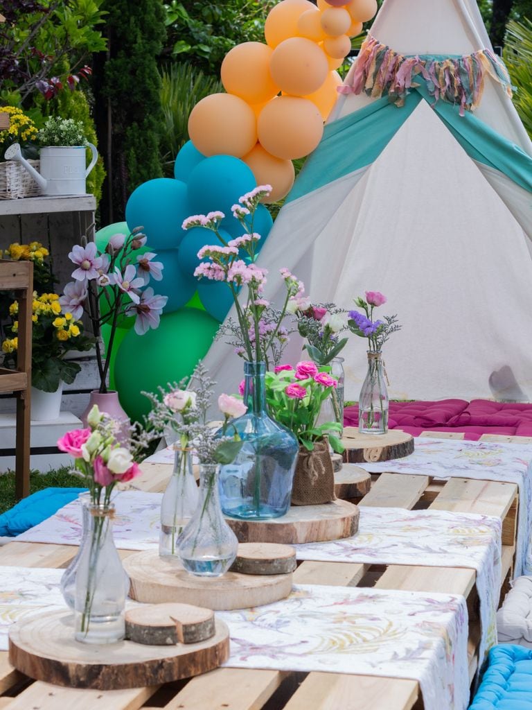 Mesa decorada con arreglos florales