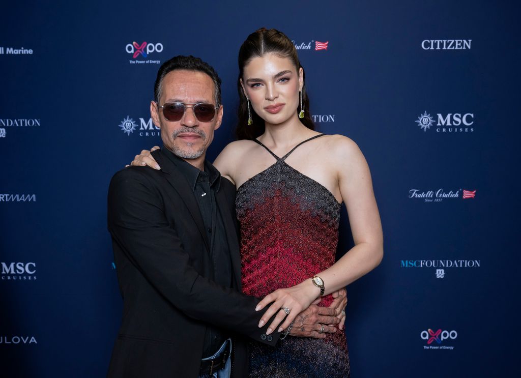 Marc Anthony y Nadia Ferreira en la apertura de la tienda Bulova en Miami 