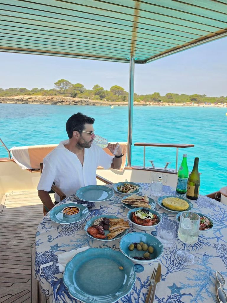 El exfutbolista degusta la típica gastronomía mediterránea