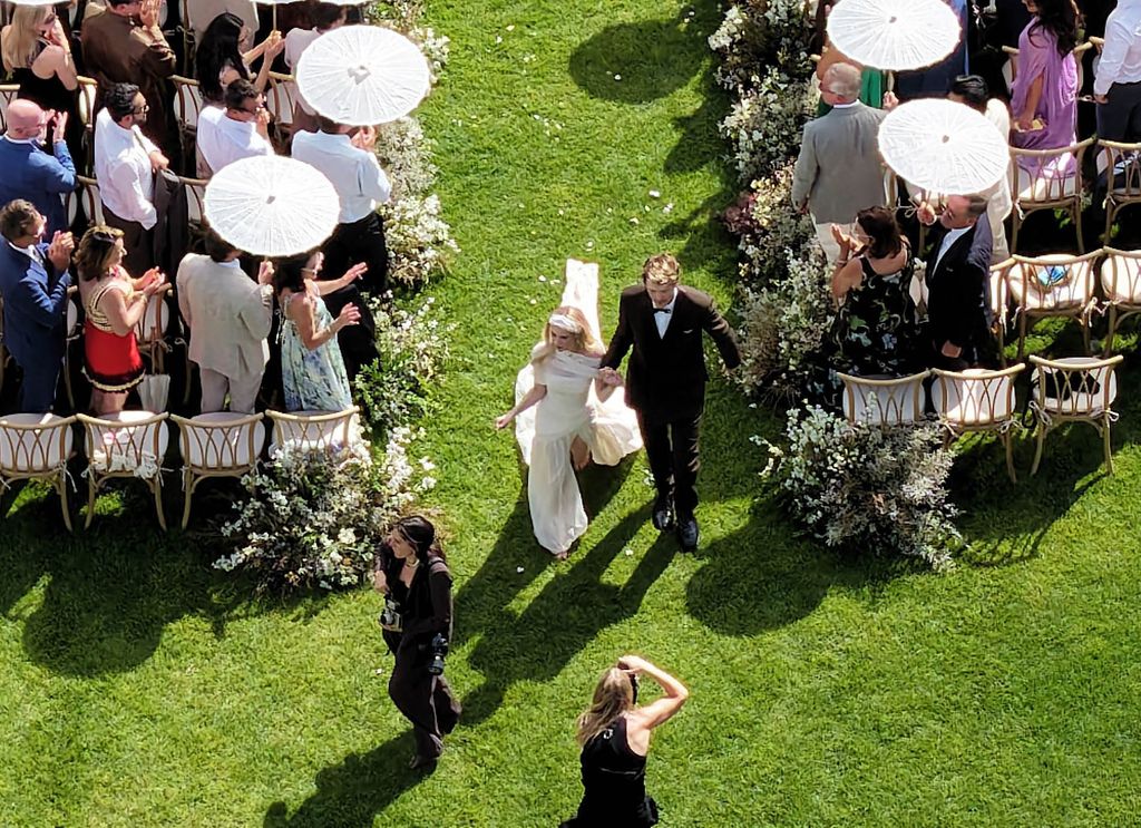 Emma Roberts y Cody John estuvieron rodeados de seres queridos en su gran día.