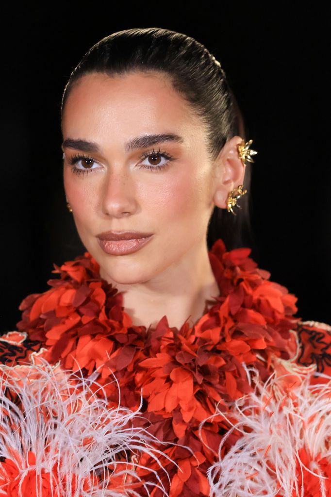Dua Lipa asiste al desfile de Chanel, en el marco de la Semana de la Moda de París.