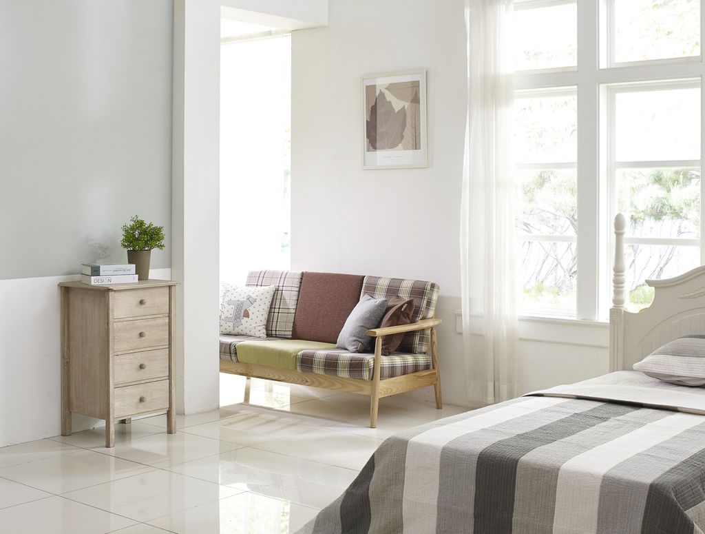 La cama no tendría que situarse nunca debajo de la ventana según el ‘feng shui’ y, de hacerse, hay que apostar por cortinas gruesas para contrarrestar el efeto que produce