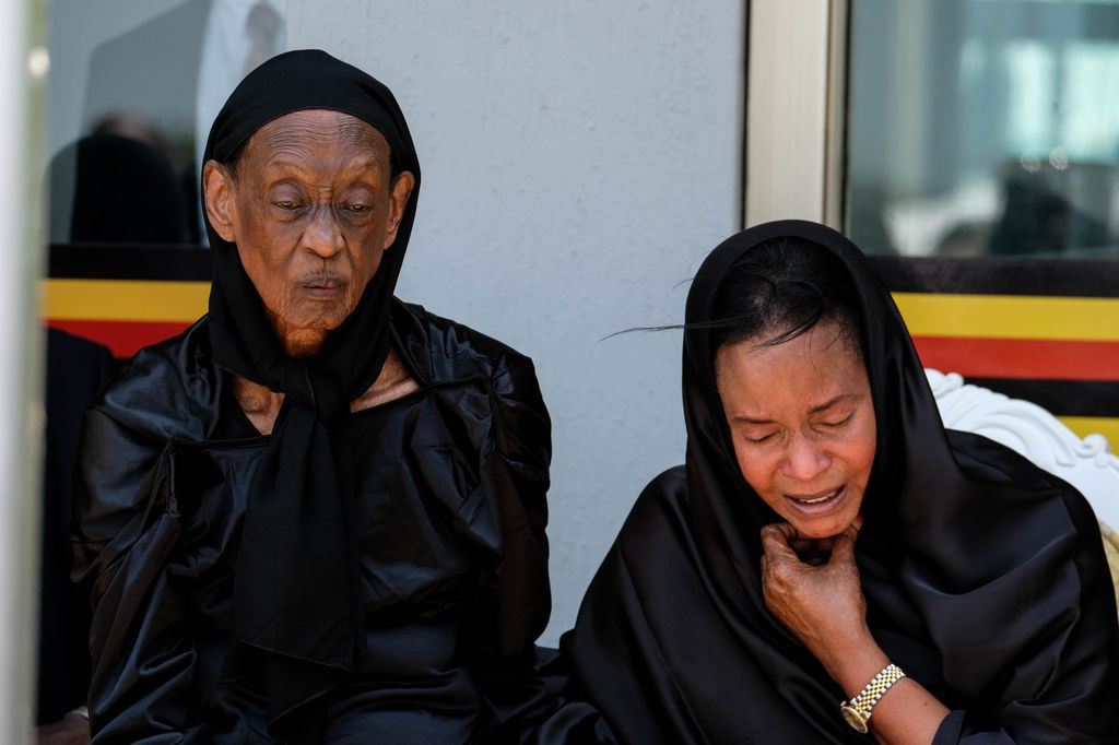 La reina madre Best Kemigisa y la princesa Elizabeth Bagaya aguardan unidas y entre lágrimas la llegada del féretro del rey Oyo Rukidi IV