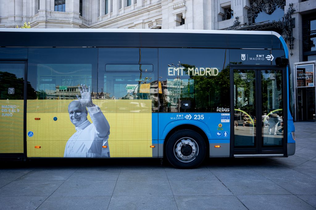 Un autobús de la EMT vinilado con la imagen del Papa León XIV circulará por Madrid como parte de la campaña de bienvenida al Santo Padre, bajo el lema “Alzad la mirada