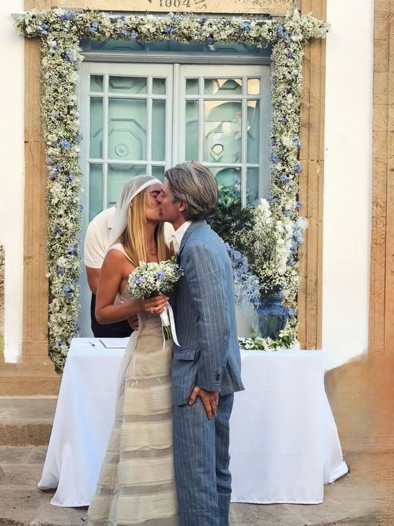 Los novios ya convertidos en marido y mujer