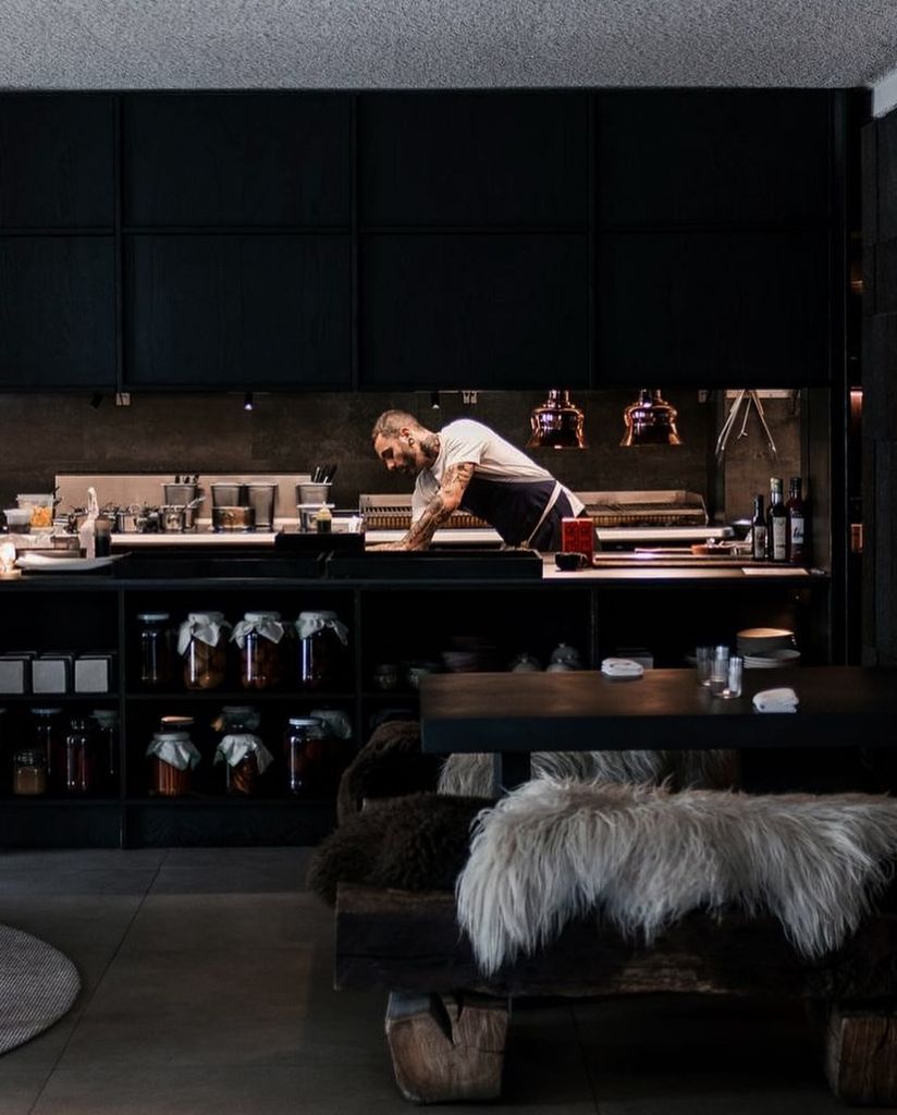 La cocina está integrada de una manera muy discreta en la sala.