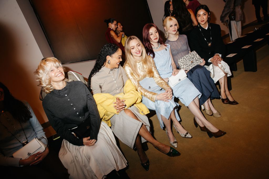 Pamela Anderson, Tessa Thompson, Amanda Seyfried, Song Yuqi y Maisie Peters en el desfile de Tory Burch.