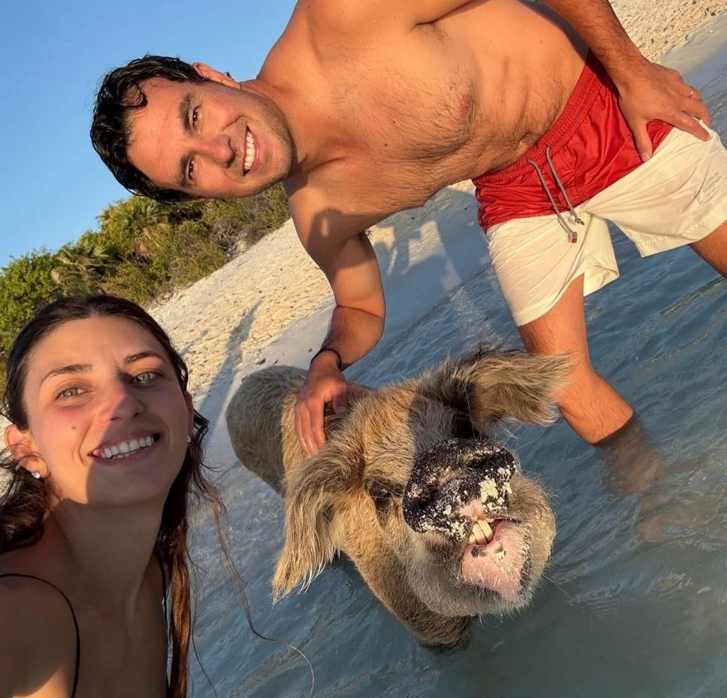 La pareja se encuentra disfrutando de un viaje de pareja.