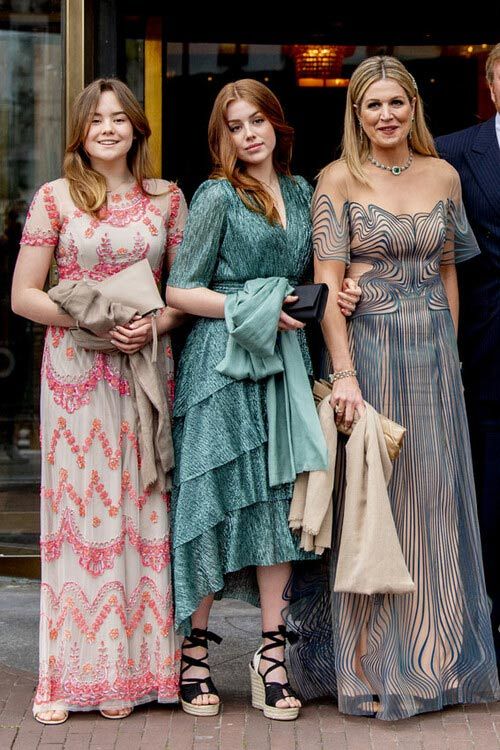 Máxima de Holanda con sus hijas