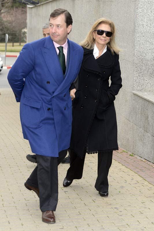 Cristina Iglesias, arropada por su hija, en la despedida de su pareja Plácido Arango