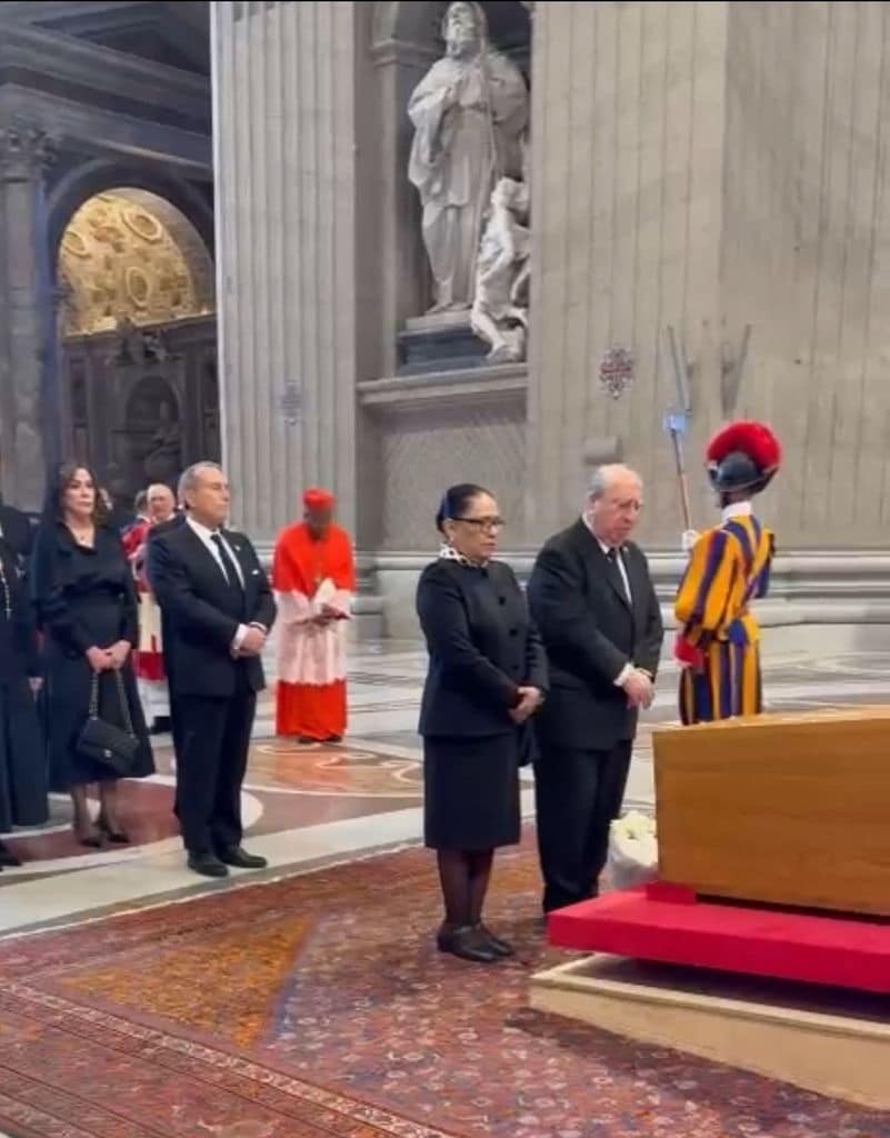 La Secretaria de Gobernación, Rosa Icela Rodríguez, presentó sus respetos ante el féretro del Papa Francisco