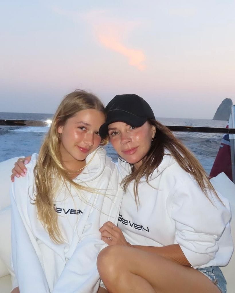 Harper Beckham y Victoria, inseparables en sus vacaciones de verano con looks conjuntados