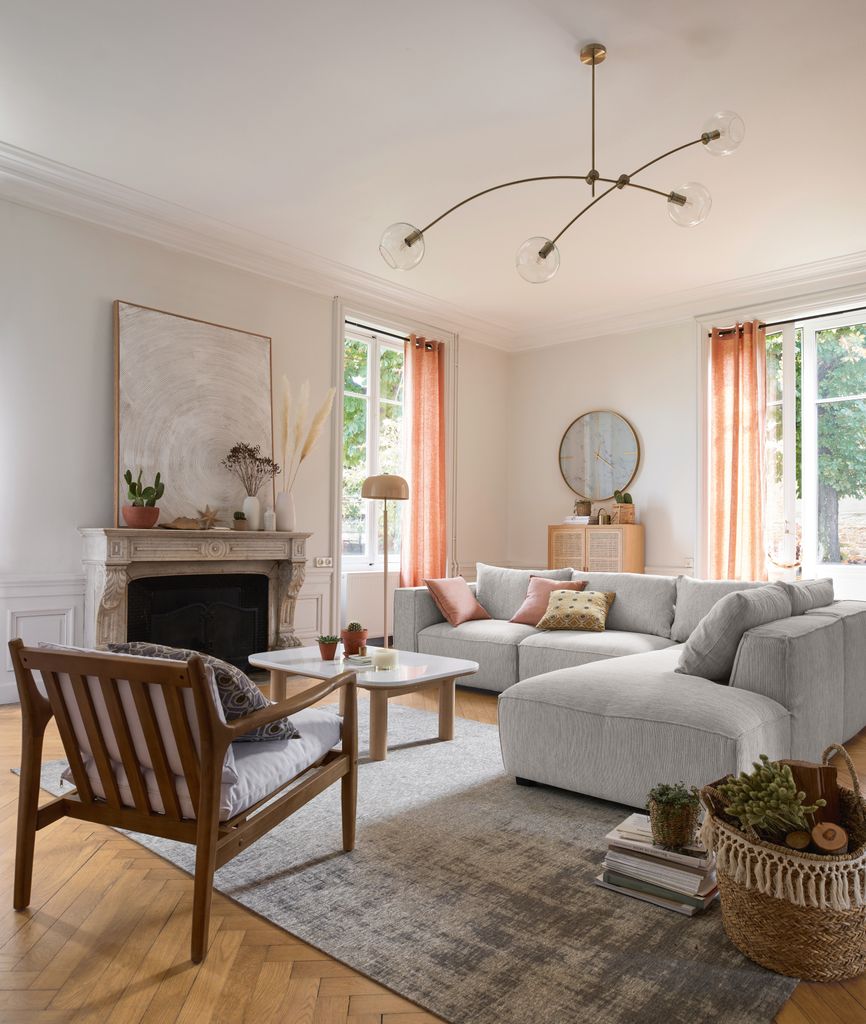 Salón con chimenea decorado con muebles de Maisons du Monde