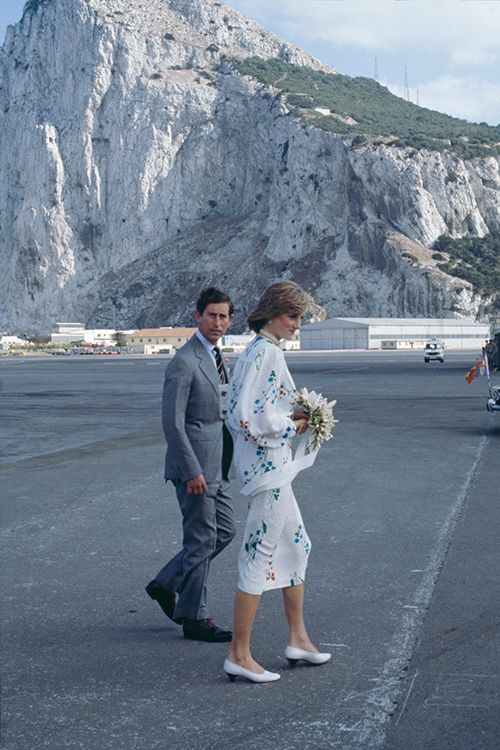 Lady Di con un vestido blanco con flores en Gibraltar