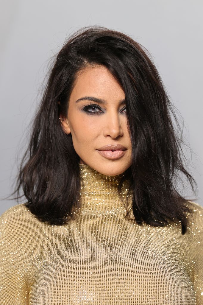 Kim Kardashian es una de las muchas celebridades que están apostando por el regreso de los ojos ahumados y cargados. 