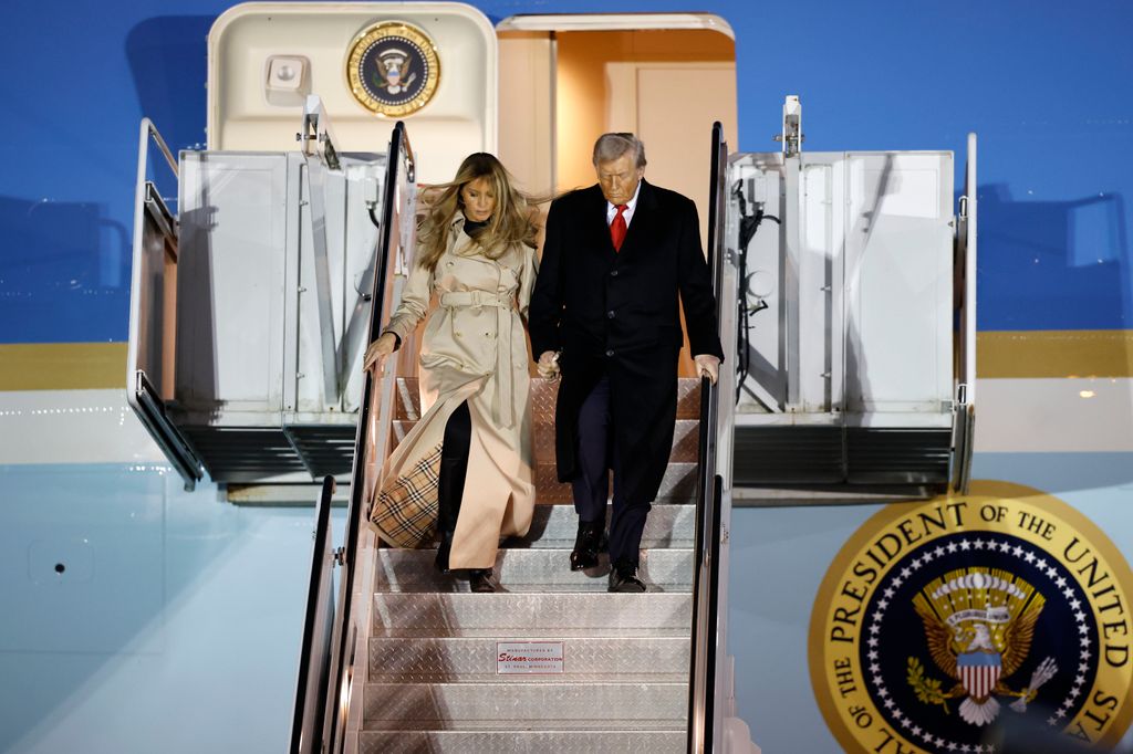 El presidente Donald Trump y la primera dama Melania Trump descendieron del Air Force One tras llegar al aeropuerto de Londres Stansted para una visita de Estado el 16 de septiembre de 2025, en Stansted, Essex.