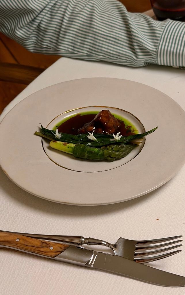 Molleja de ternera con espárragos verdes, uno de los platos estrella de la velada. 