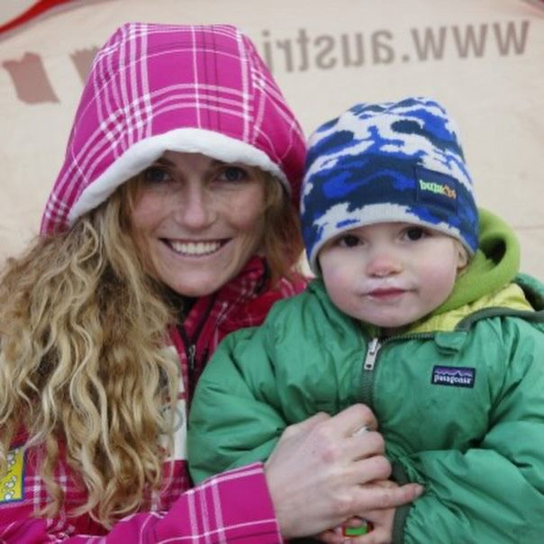 En 2011, Sarah cargó a su hijo antes de cruzar la meta de la Copa del Mundo de Esquí Alpino