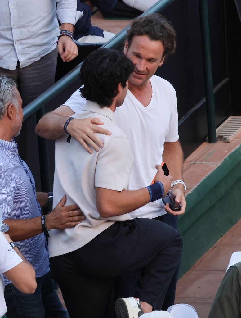 El cariñoso saludo de Carlos Moyá con Alcaraz