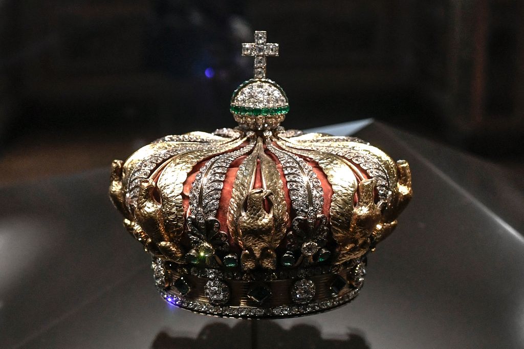 Esta fotografía muestra la corona de la emperatriz francesa Eugenia de Montijo, expuesta en la Galería Apolo en el Museo del Louvre de París. La corona de diamantes y esmeraldas de la emperatriz fue encontrada dañada cerca del Louvre tras el robo.