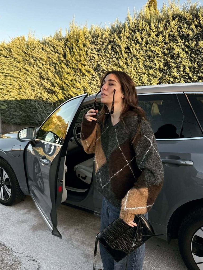 Blanca Suárez con jersey de rombos de Zara. 