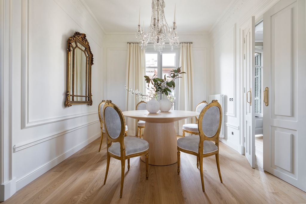 Elegante comedor con piezas de anticuario