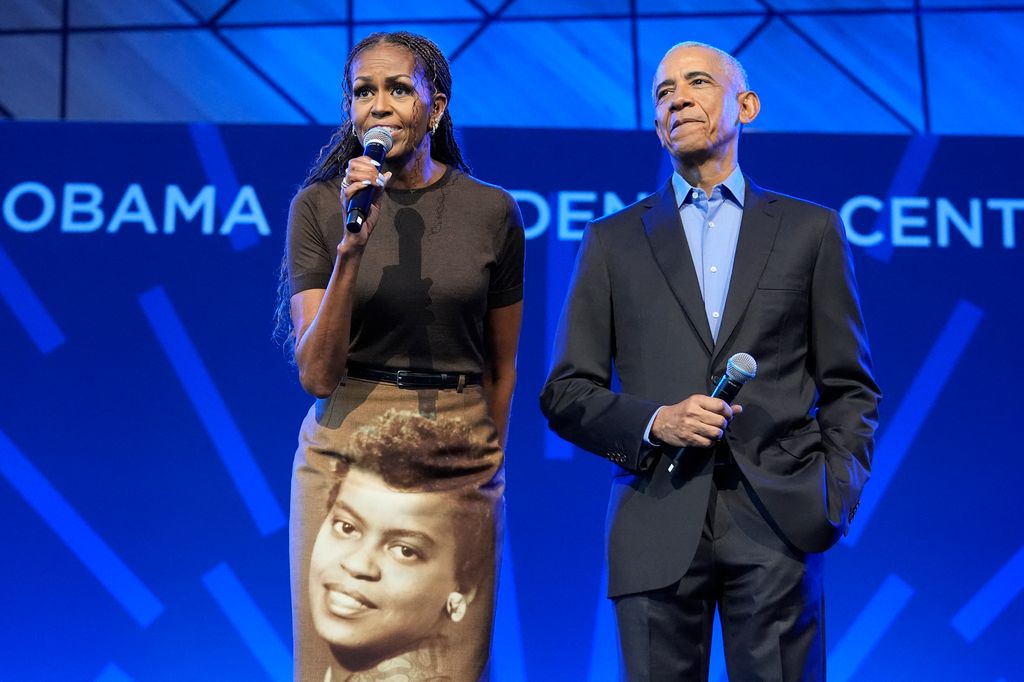 Michelle y Barack Obama en el evento de inauguración del Barack Obama Presidential Center en Chicago, Illinois.