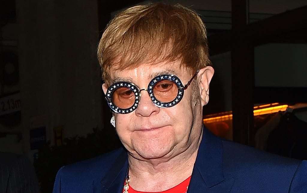 Primer plano de Elton John en un evento