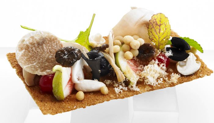 'Ensalada de otoño', uno de los platos que conforman el menú diseñado por Paco Pérez (chef del restaurante barcelonés 'Enoteca') con la trufa blanca como producto estrella.
