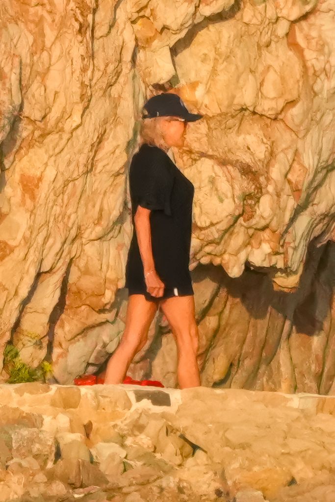 La primera dama se refugió un poco del sol con prendas negras y una gorra a juego
