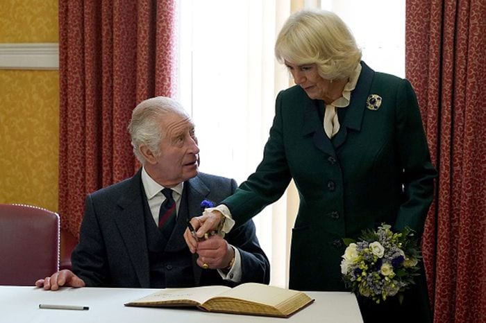 Carlos III y la reina Camilla en Dunfermline
