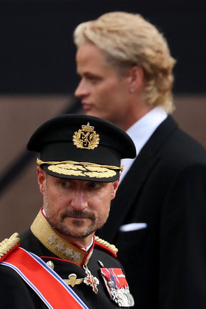 El rey Haakon VIII y su hijastro, Marius Borg.
