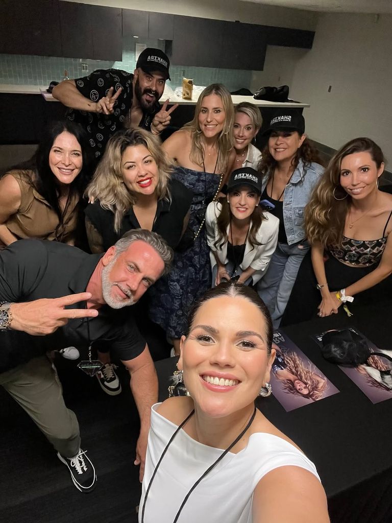 Karina Banda y Carlos Ponce junto a queridos amigos en el concierto de Shakira en Miami.
