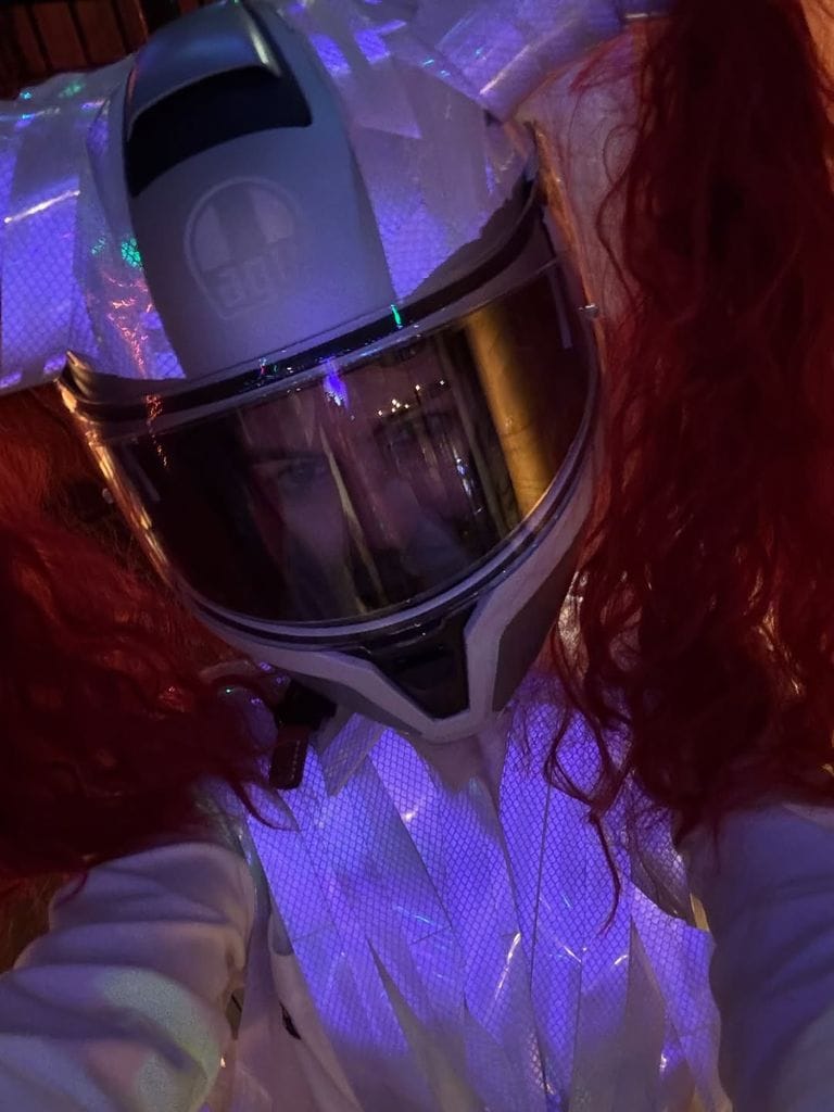 Anne Hathaway disfrazada de Motomami para Halloween 2025.