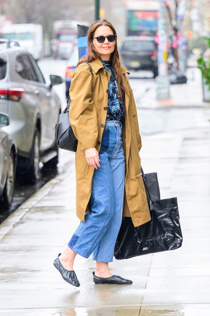 Katie Holmes en Nueva York con una silueta de ballet flats muy similar.